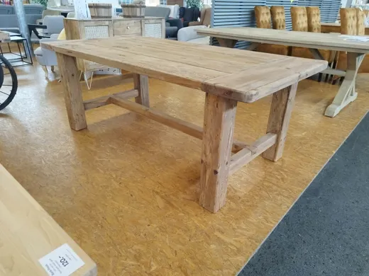 Tisch Oteley